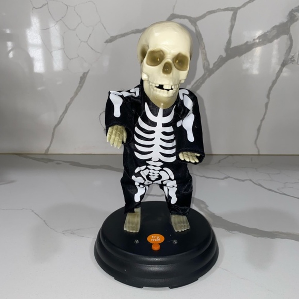 Gemmy grave raver dancing skeleton (works) -Halloween